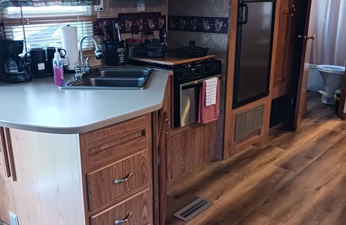 Nashport House | Charming 2-bedroom RV on the water in Thornville with WiFi, AC
