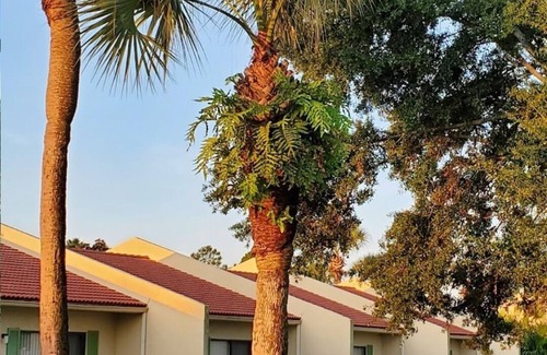 Orange Lake House | Charming 2-bedroom resort with AC, WiFi in delightful Kissimmee.
