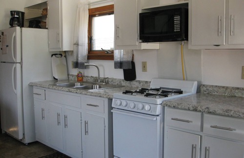 Irving Cottage | Charming 2-bedroom summer cottage in amazing Sunset Bay, Irving with AC