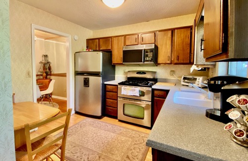 Town Center House | Charming 2-bedroom Townhouse in Kennesaw with Single Floor Layout