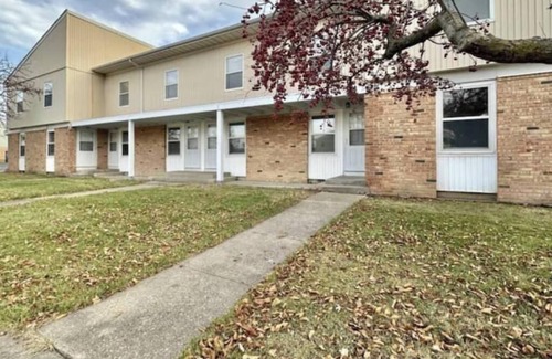 Normal House | Charming 2-bedroom townhome in Normal with WiFi and AC