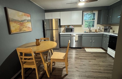 Elgin House | Charming 2-bedroom townhome with AC, WiFi in wonderful Elgin