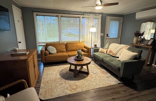 Elgin House | Charming 2-bedroom townhome with AC, WiFi in wonderful Elgin