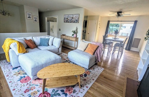 Beaverton Condo | Charming 2-bedroom unit with WiFi, backyard in lovely Beaverton