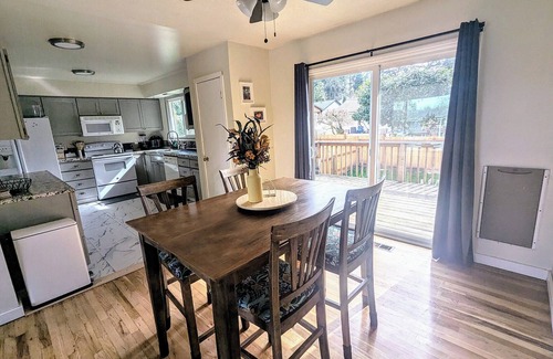 Beaverton Condo | Charming 2-bedroom unit with WiFi, backyard in lovely Beaverton