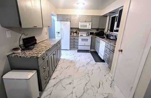 Beaverton Condo | Charming 2-bedroom unit with WiFi, backyard in lovely Beaverton