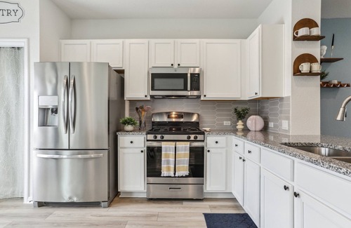 Pflugerville House | Charming 2 Bedroom - Walking distance to Lake Pflugerville. Serene Views