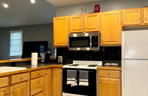 Seneca Falls Apartment | Charming 2-bedroom apartment with WiFi, AC in fabulous Seneca Falls
