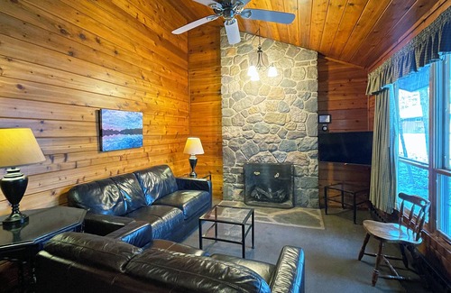 Reeders Cabin | Charming 2 Bedroom Cabin in the Poconos on Private Resort