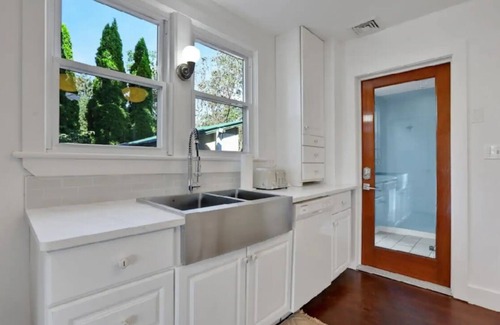 Saugerties South House | Charming 2-bedroom Waterfront home with boat access in Saugerties