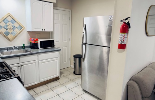 Newark House | Charming 2-bedroom with AC/heat and WiFi 6 mins from EWR 30 mins to NYC