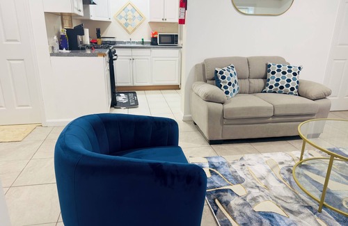 Newark House | Charming 2-bedroom with AC/heat and WiFi 6 mins from EWR 30 mins to NYC