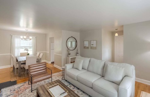 Lexington House | Charming 2 BR 1 BA with outdoor patio and grill close to downtown