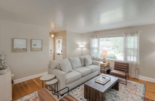 Lexington House | Charming 2 BR 1 BA with outdoor patio and grill close to downtown