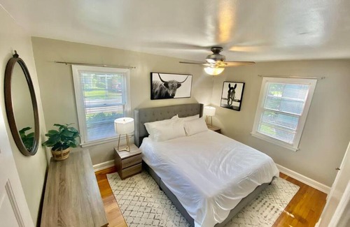 Lexington House | Charming 2 BR 1 BA with outdoor patio and grill close to downtown