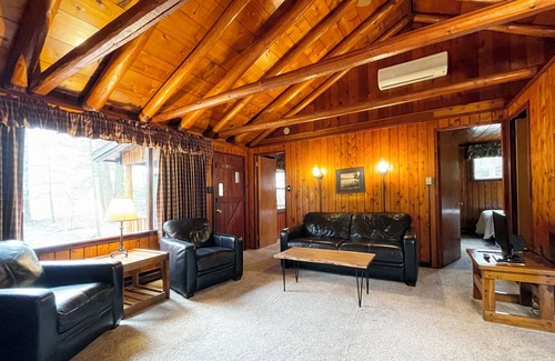 Reeders Cabin | Charming 2 BR Log Cabin in the Poconos