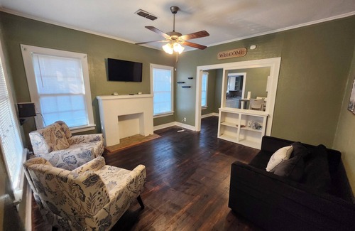 Caddo Heights-South Highlands House | Charming 2 BR retreat in Shreveport, minutes from Casinos, airport & attractions