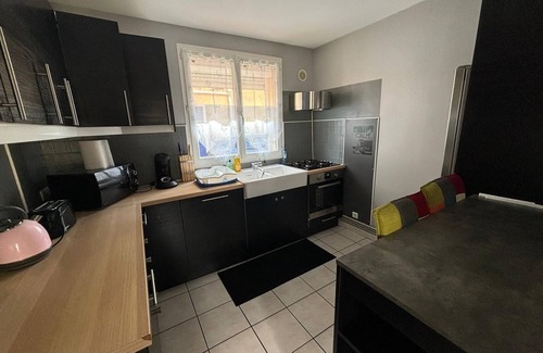 Sotteville-les-Rouen House | Charming 2-bedroom townhome in lovely Sotteville-lès-Rouen with WiFi