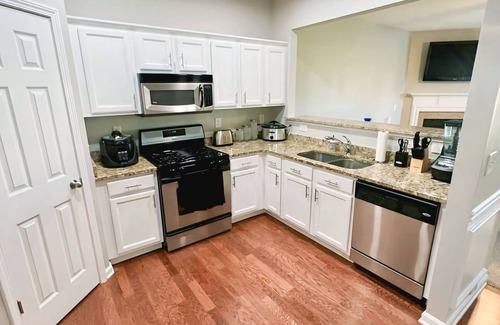Town Center House | Charming 2-Master Bedroom Townhome with Piano & Free Parking, 5mins to Downtown!