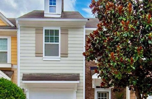 Town Center House | Charming 2-Master Bedroom Townhome with Piano & Free Parking, 5mins to Downtown!