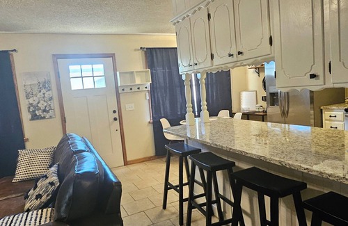Hobart House | Charming 2-Story Townhouse Retreat – Perfect for Your Next Getaway!