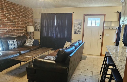 Hobart House | Charming 2-Story Townhouse Retreat – Perfect for Your Next Getaway!