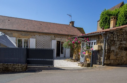 Calviac-en-Perigord Cottage | Charming 2BR Cottage in Dordogne Village with Modern Amenities and Private Courtyard