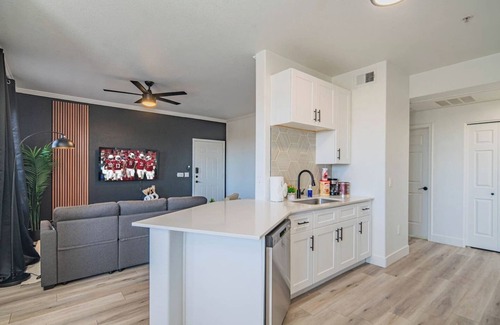 Glendale Sports and Entertainment District Apartment | Charming 2BD Apartment in West Gate with Pool Gym Parking
