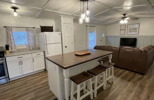 Leesville House | Charming 2bed/1bath minutes from Fort Polk with large yard