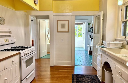 Silver Lake Apartment | Charming 2BR Cape in Silver Lake @ Sunset Junction- Sun Porch- 30 Night Minimum
