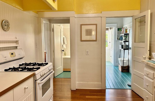Silver Lake Apartment | Charming 2BR Cape in Silver Lake @ Sunset Junction- Sun Porch- 30 Night Minimum