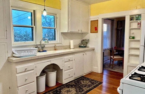 Silver Lake Apartment | Charming 2BR Cape in Silver Lake @ Sunset Junction- Sun Porch- 30 Night Minimum