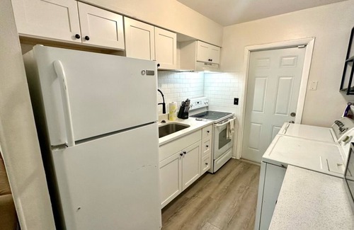 Pinellas Park Apartment | Charming 2BR Duplex Unit near St. Pete! Fast Wi-Fi, Pet Friendly!
