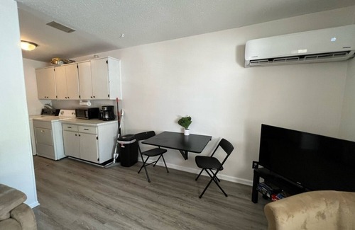Pinellas Park Apartment | Charming 2BR Duplex Unit near St. Pete! Fast Wi-Fi, Pet Friendly!