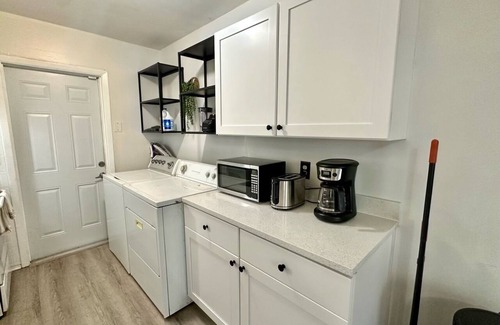 Pinellas Park Apartment | Charming 2BR Duplex Unit near St. Pete! Fast Wi-Fi, Pet Friendly!