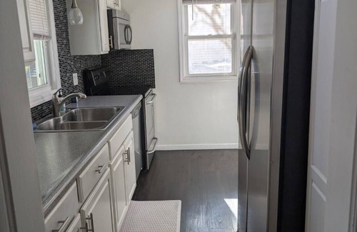 Des Moines House | Charming 2BR house in central Des Moines with AC & WiFi - easy access to I235!