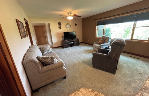 Red Cloud Other | Charming 3-bed, 2-bath ranch house in the serene countryside near Red Cloud.