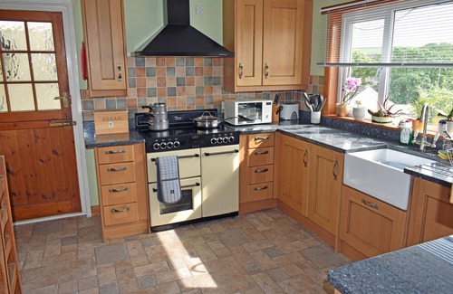 Angarrack House | Charming, 3 bed, dog friendly bungalow with lovely views, 5 mins from the beach