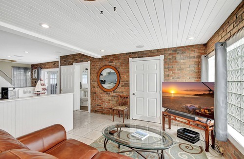Lake Worth House | Charming 3-bedroom house with WiFi, fitness room in Lake Worth Beach