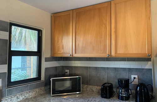 Riviera Beach House | Charming 3-bedroom house with AC, WiFi in lovely West Palm Beach