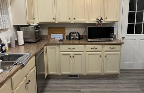 Bedford House | Charming 3-bedroom, 2-bathroom bungalow with AC, WiFi in lovely Bedford