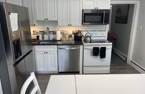 Radnor Cottage | Charming 3 Bedroom/2 Bathroom Carriage House, Kids & Pet Friendly
