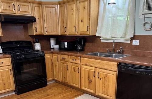 Jersey Cottage | Charming 3-bedroom cottage with AC, WiFi in the countryside near Warren
