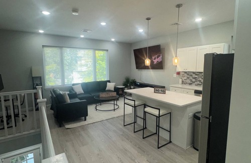 Paterson House | Charming 3-bedroom Duplex house with AC and WiFi in lovely Passaic County.