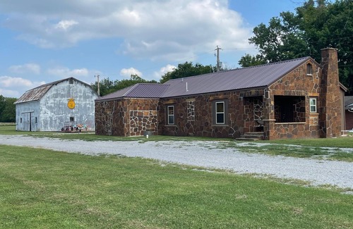 Dewey House | Charming 3-bedroom Family friendly house in pleasant Dewey, OK.