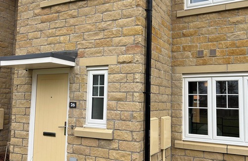 Ault Hucknall House | Charming 3-bedroom house in Van Dyk Village, Chesterfield, with WiFi and parking
