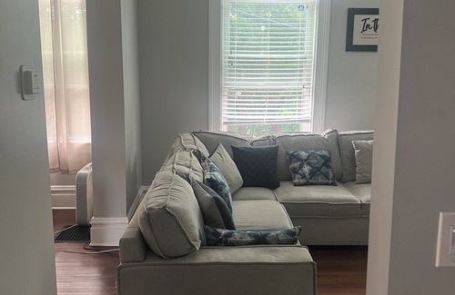 Perry North House | Charming 3-bedroom house in Pittsburgh with WiFi 10 Min to Stadiums 2 King Beds