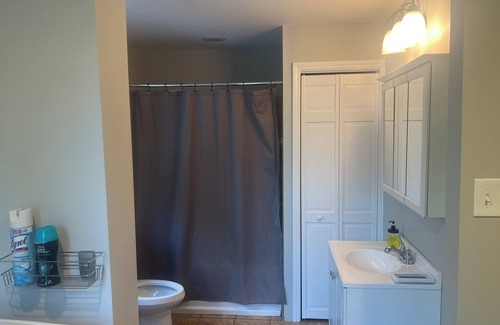 Perry North House | Charming 3-bedroom house in Pittsburgh with WiFi 10 Min to Stadiums 2 King Beds