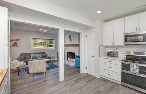 Starmount House | Charming 3-bedroom house with spacious backyard in enjoyable Charlotte.