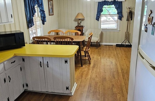 Rosewood House | Charming 3-bedroom house with AC and WiFi in wonderful Goldsboro/Rosewood area.